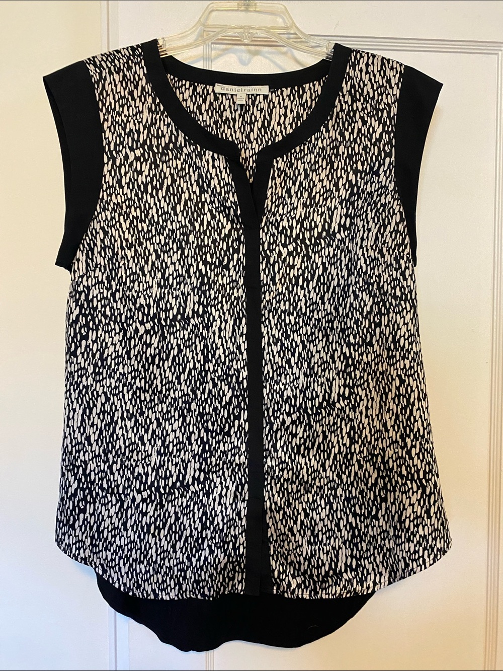 🎀 5/$20 🎀 Daniel Rainn sleeveless top size medium